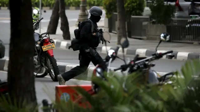 襲撃を受けて武装警察が出動した(14日、ジャカルタ)