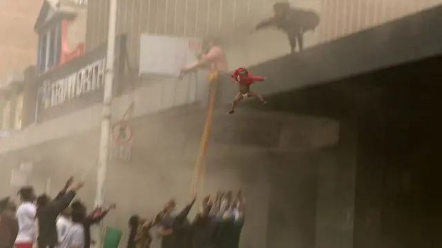 Umwana Melokuhle ajugunyirwa abantu bari hasi y'inyubako