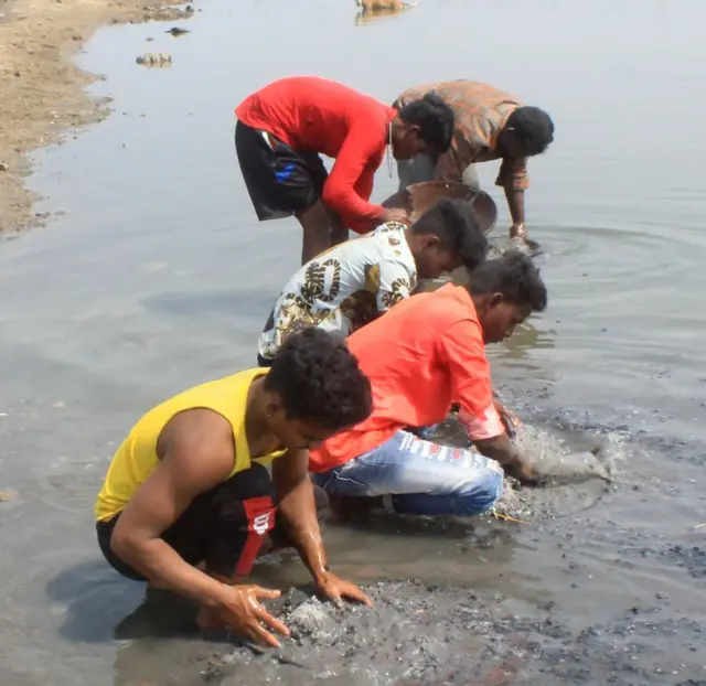 અમદાવાદમાં રાખમાંથી સોનાની શોધખોળ