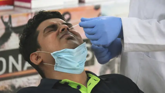 टेस्ट करवाता पुरुष