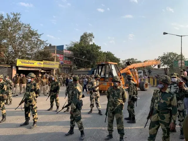 రైతులను అడ్డుకునేందుకు మోహరించిన పోలీసులు