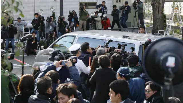 กองทัพสื่อมวลชนรุมถ่ายรูปรถตำรวจที่นำตัวนายชิไรชิไปสำนักงานอัยการในกรุงโตเกียววันนี้ (1 พ.ย.)
