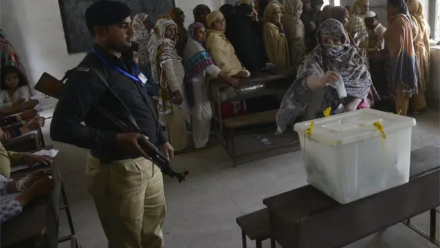 نئے قانون کے مطابق پولیس بدستور صوبائی حکومت کے ماتحت ہو گی۔