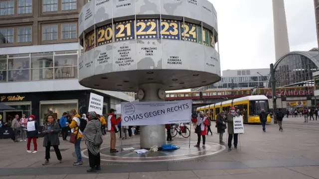 Ativistas reunidas na Alexanderplatz, em Berlim