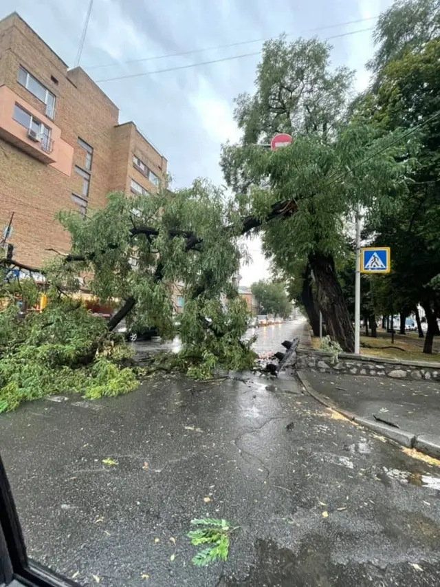 Злива у Києві затопила вулиці і станції метро