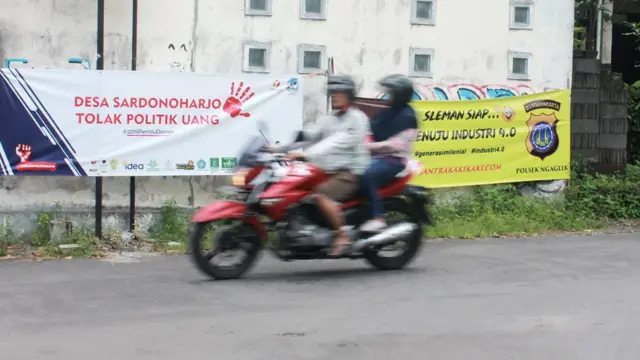 Spanduk anti politik uang.