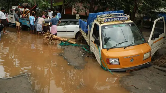 வடியாத வெள்ளம், சின்னாபின்னமான கேரளா!