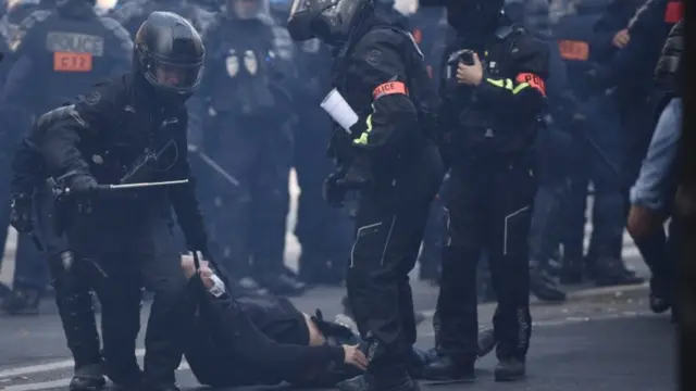 gözaltına alınan bir gösterici