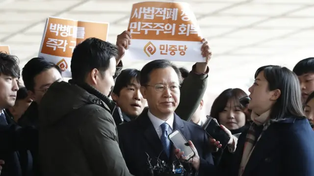 양승태 대법원장 시절 일제 강제징용 피해자 민사소송 지연 개입 의혹 등을 받는 박병대 전 대법관이 19일 오전 서울 중앙지방검찰청에서 조사를 받기 위해 출석하고 있다