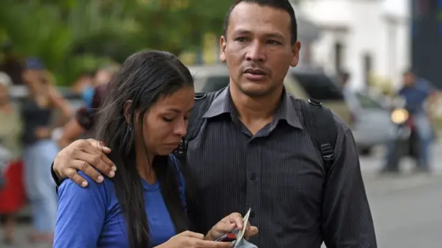 Dos familiares de presos que estaban en la comisaría.