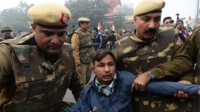 দিল্লিতে বিক্ষোভকারীদের আটক করছে পুলিশ