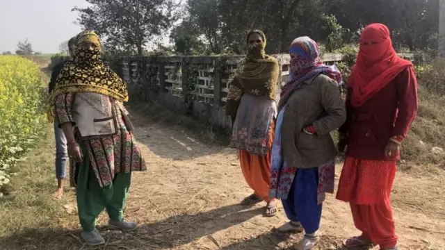 உள்ளூர் முஸ்லிம்கள் எட்டி நரசிம்மானந்தரை கோயிலில் இருந்து விரட்ட விரும்புவதாக சில பெண்கள் கூறினர்.