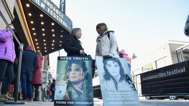 "Ищите правду. Думайте сами"; "Ложь бежит спринт, а правда - марафон" - с такии лозунгами поклонники Джексона вышли протестовать против показа фильма "Покидая Неверленд" на фестивале Sundance в городе Парк-Сити, штат Юта. 23 января 2019 г.
