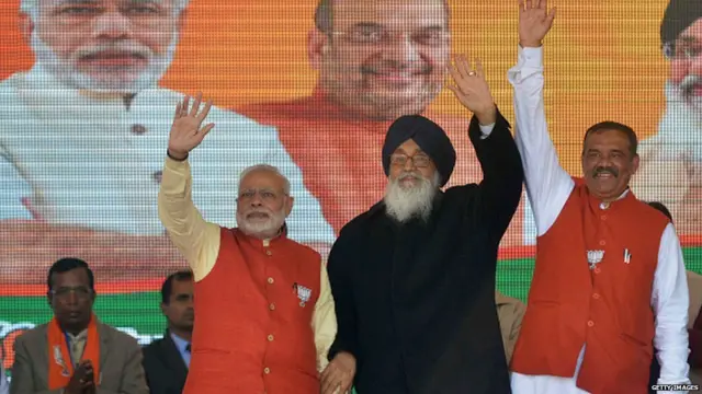 ਪ੍ਰਧਾਨ ਮੰਤਰੀ ਨਰਿੰਦਰ ਮੋਦੀ ਦੇ ਨਾਲ ਪ੍ਰਕਾਸ਼ ਸਿੰਘ ਬਾਦਲ