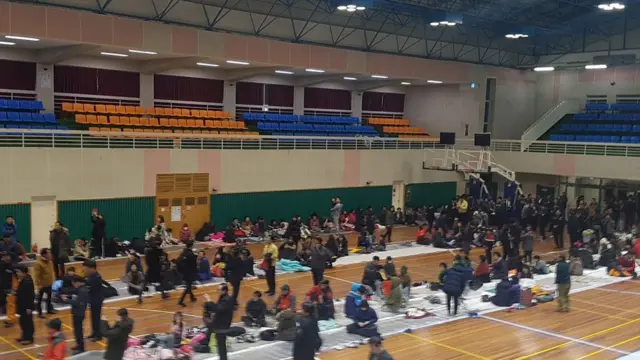 흥해읍 체육관에 대피 중인 포항 시민