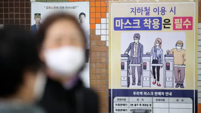 3월 12일 오전 서울 종로구 지하철 혜화역에 마스크 착용 관련 안내문이 게시돼 있다