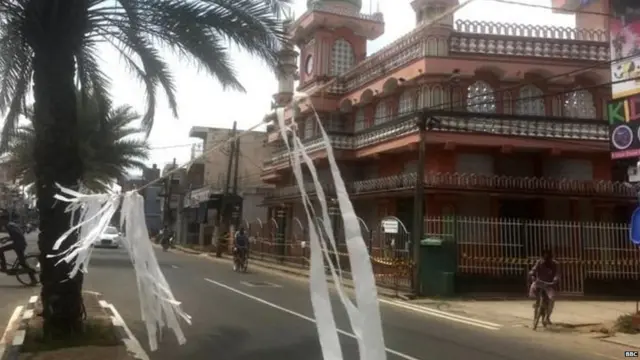 ਮ੍ਰਿਤਕਾਂ ਦੇ ਸਨਮਾਨ ਵਿੱਚ ਕੱਤਨਕੂਡੀ ਵਿੱਚ ਲੋਕਾਂ ਨੇ ਕਾਲੇ ਤੇ ਸਫੇਦ ਰਿਬਨ ਬੰਨੇ