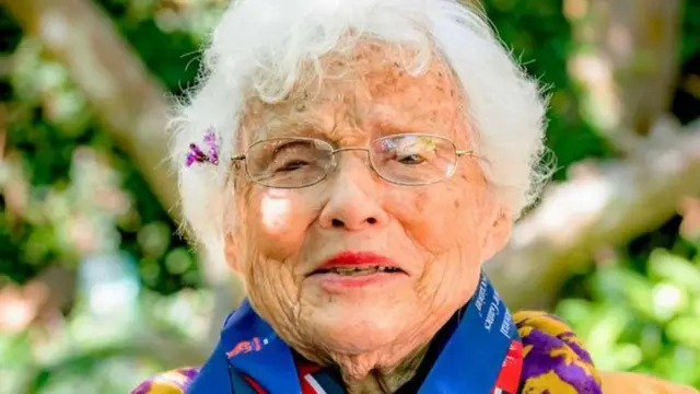 سجلت جوليا هوكينز المعروفة باسم "الإعصار" (104 أعوام) أرقاما قياسية في العدو ضمن فئتها العمرية، وقد اعتادت المشاركة في ما يُعرف بـ "أولمبياد كبار السن" المخصص لمن تزيد أعمارهم على 50 عاما، والذي يُقام منذ ثمانينيات القرن العشرين