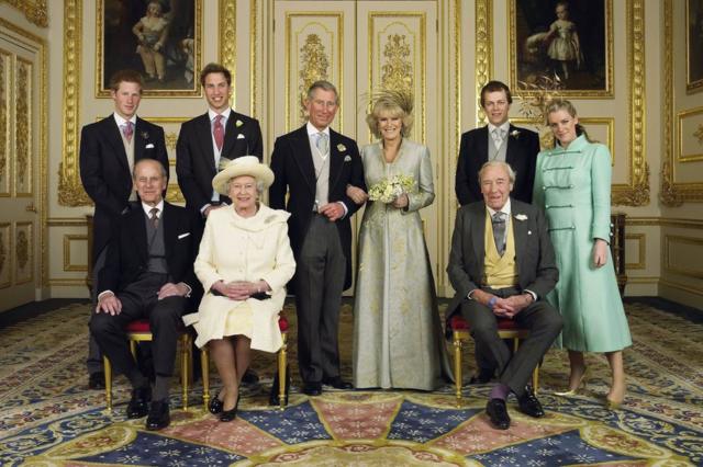 Rei Charles 3º, a rainha consorte Camilla Parker Bowles, príncipe Harry, príncipe William, Tom e Laura Parker Bowles, duque de Edimburgo, rainha Elizabeth 2ª e major Bruce Shand, no White Drawing Room, no castelo de Windsor