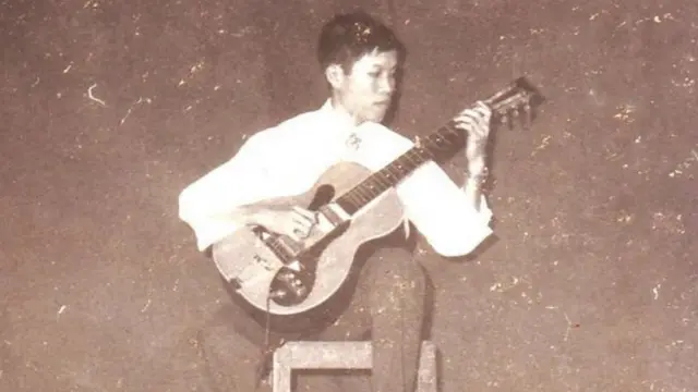 Tác giả tham gia hội diễn tại Đại học An ninh, năm 1997.