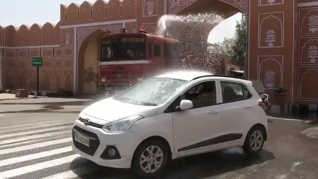 कर्फ़्यू एरिया में परकोटा में आने जाने वाले वाहनों को सेनेटाइज़ करते हुए