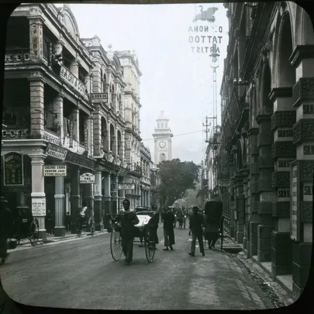 由利源东街东望皇后大道中，正中的毕打街钟塔于1913年拆卸。