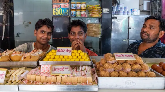 ऐसे ही ट्रे में बिकने वाली मिठाइयों को लेकर एक्सपायरी डेट का नियम आया है.
