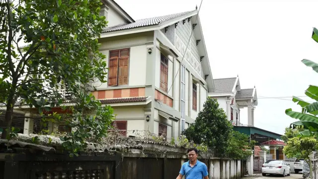 Nhiều người gửi tiền giúp xây mới nhà cho bố mẹ (hình có tính minh họa chụp tại Diễn Châu, Nghệ An)