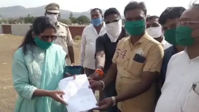 तहसिलदारांना निवेदन देताना इगतपुरीचे स्थानिक