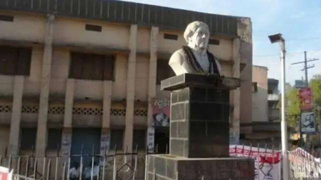 જગદીશચંદ્ર બોઝનું પૂતળું