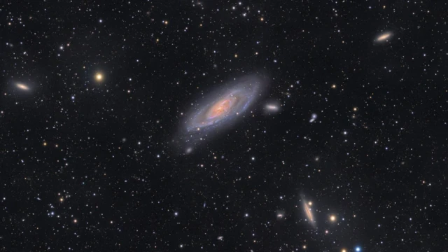 กาแล็กซี M106 ในกลุ่มดาวสุนัขล่าเนื้อและดาราจักรข้างเคียง ซึ่งอาจอยู่ภายในฟองอวกาศของตนเช่นกัน