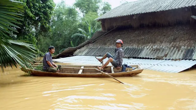 Ở Hương Khê, Quảng Bình, hôm 16/10 vẫn lụt tới mái nhà