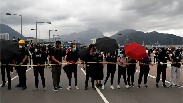 Người biểu tình Hong Kong chặn đường cao tốc đến sân bay Hong Kong