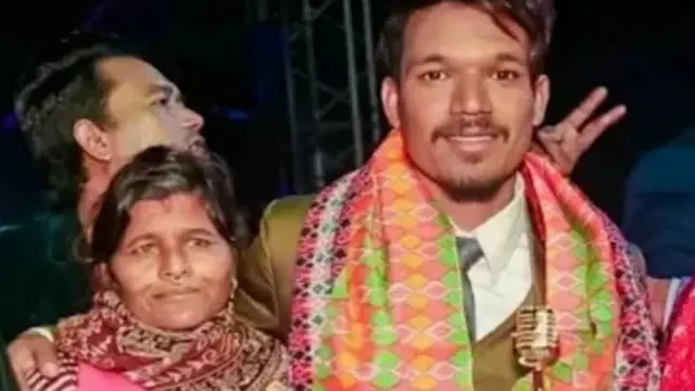 'नेपाल आइडल' रवि ओड प्रतिस्पर्धाको बेला आफ्नी 'ममी'सँग। विष्णादेवीको पछि विद्युत दुर्घटनामा ज्यान गयो।