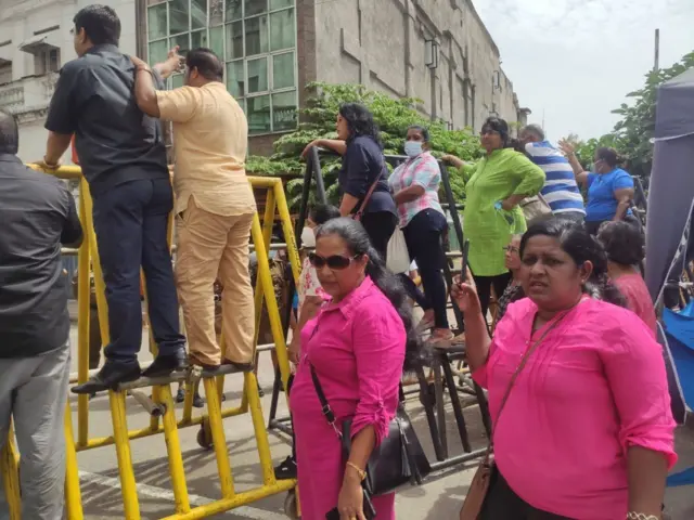 සමගි ජන බලවේගය කොටුවේ ජනපති නිල නිවෙස ඉදිරියේ අද (ජූලි 6) පැවැත්වූ විරෝධතාව