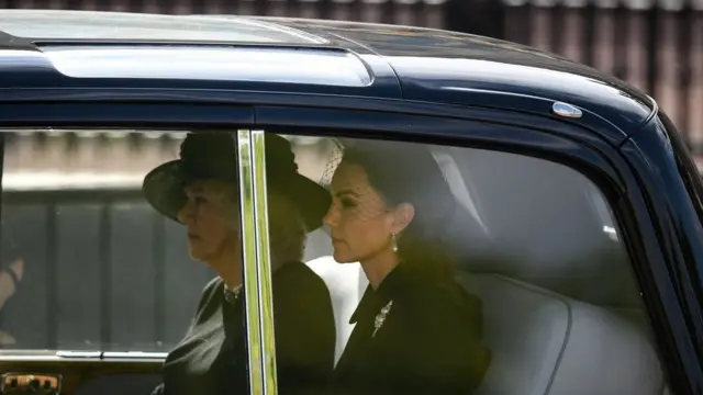 徒歩の葬列に続き車でウェストミンスター寺院に向かうカミラ王妃（左）とキャサリン皇太子妃