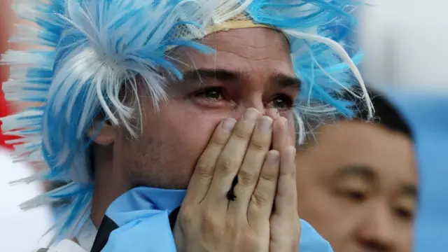 Hincha de fútbol llora.