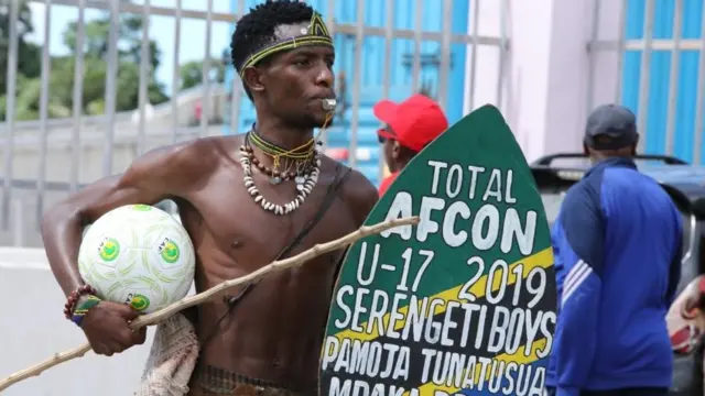 Mashabikiwa Serengeti wakati walipokjuwa wakiingia uwanja wa kitaifa wa Dar es salaam