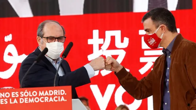 Ángel Gabilondo y Pedro Sánchez en un acto de campaña electoral en Madrid