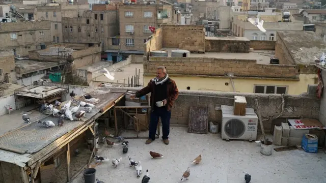 कबूतर पालने वाले रेसित गुतेज़ अपने मकान की छत पर