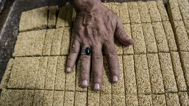 Un confiseur égyptien montre des barres de bonbons au sésame dans une confiserie de la capitale du Caire le 2 novembre 2019, avant les célébrations de l'anniversaire du prophète musulman Mohammed, connu sous le nom de "Al Mawlid Al Nabawi". - Le prophète Mohamed est né à La Mecque, la ville montagneuse aride d'Arabie Saoudite, la plus sainte de l'Islam, il y a environ 1490 ans. Dans de nombreuses régions du monde, les musulmans sunnites célèbrent son anniversaire le 12e jour du troisième mois du calendrier islamique, qui tombera cette année le 9 novembre.