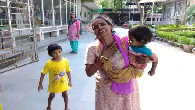 मृत अनिल की पत्नी और उनके बच्चे