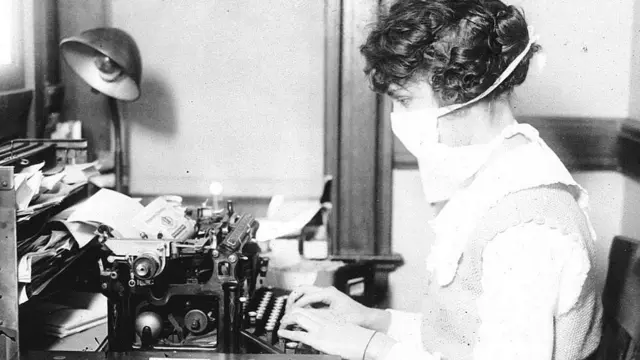 Девушка в маске