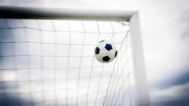 Bola entra no gol