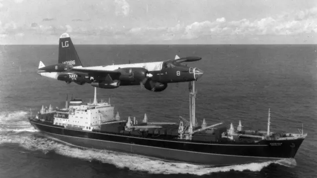 1962 میں کیوبن میزائل بحران کے دوران دیکھا گیا کہ امریکی حکومت کے مشیر ایک دوسرے کے خلاف رائے دینے سے ہچکچاتے رہے