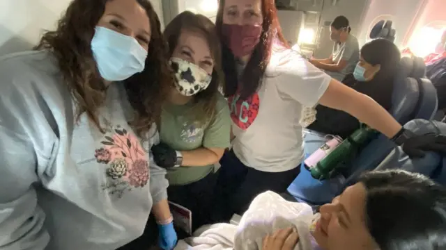 Lavinia “Lavi” Mounga, seu bebê Raymond e as enfermeiras que cuidaram dela e de seu bebê