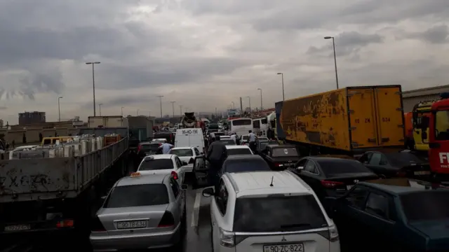 Ziya Bünyadov körpüsündə sel suları, tıxac yaranıb, yağış suyunda tıxac, 3 saat tıxac, probka, Bakıda probka