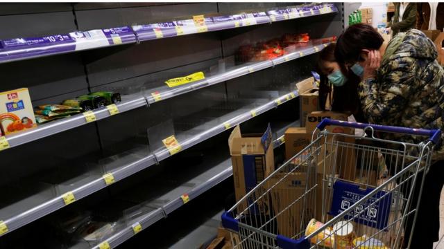 香港市民在超级市场抢购粮食和日用品。
