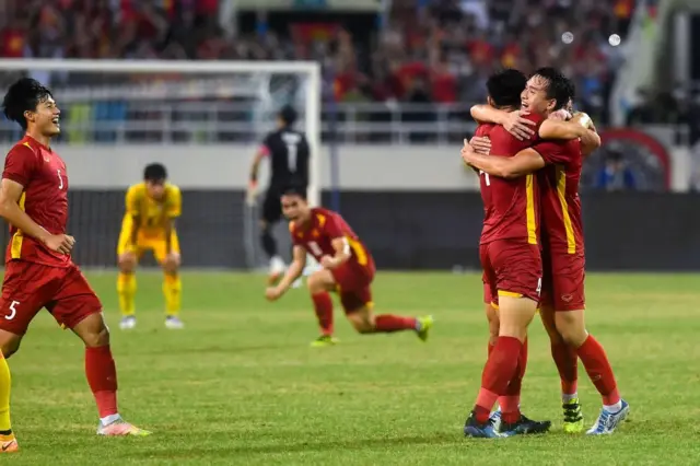 Thái Lan nắm bóng nhiều hơn nhưng không có nhiều pha dứt điểm.