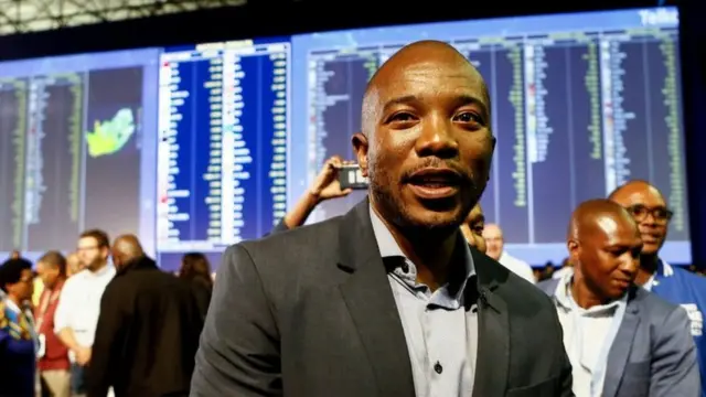 Mmusi Maimane, dirigeant de l'AD, montre un visage courageux au centre de résultats de la commission électorale.